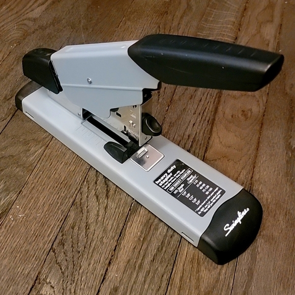 swingline Other - SWINGLINE heavy duty stapler like new! 160 sheet